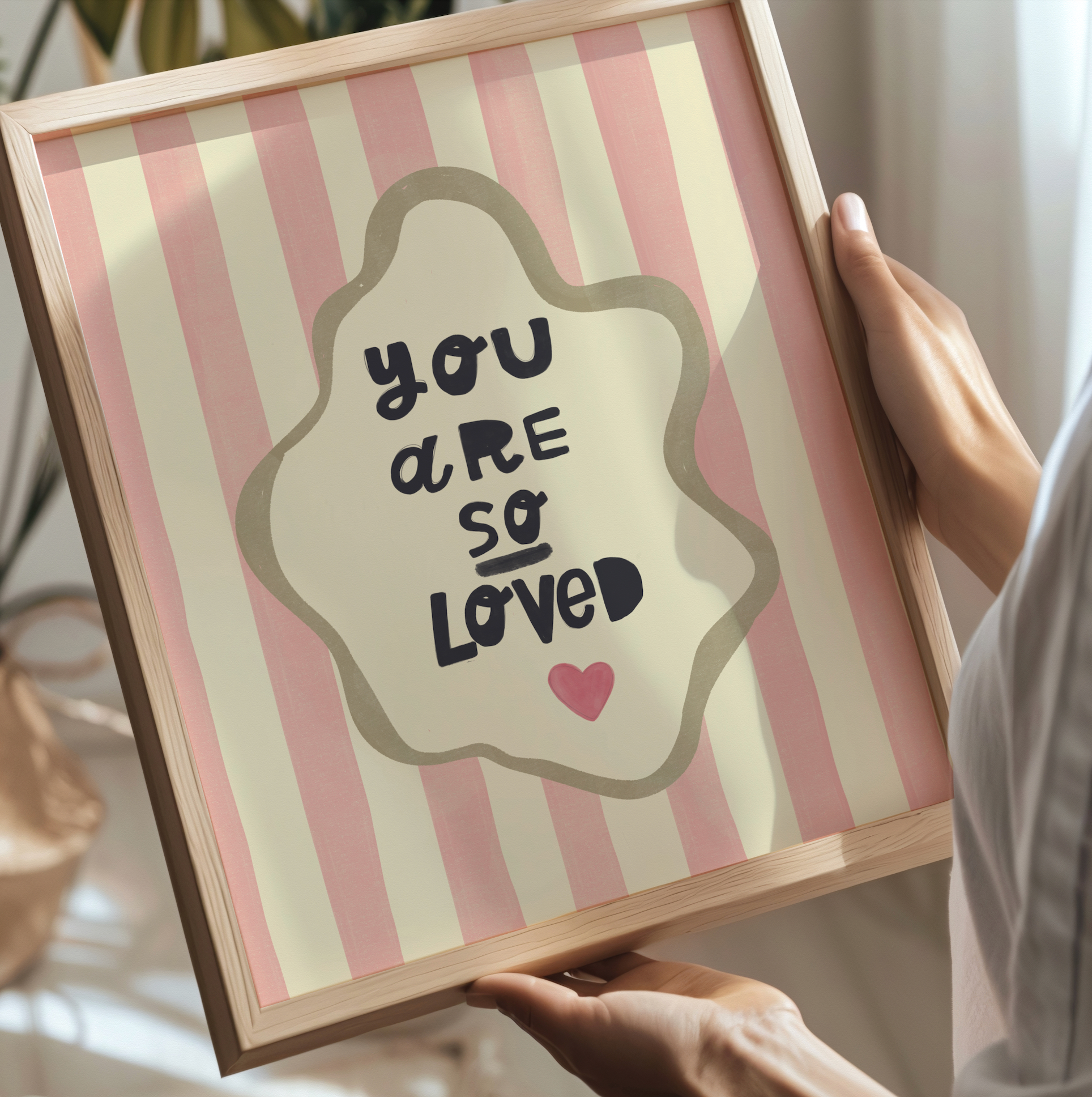 Lara and Kin – wholesale Konsttryck - Barn och baby – Du är så älskad - rosa randig tryck, flickors barnkammare väggkonst1