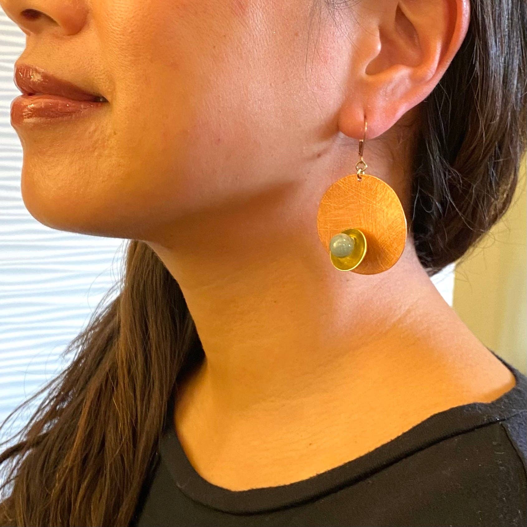 Chick Boss LLC – wholesale Hängande örhängen – BUD moderna runda örhängen i 3 metaller med 3 accentpärlalternativ från SULPTURAL-kollektionen.10