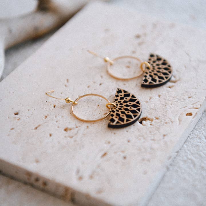 Orecchini pendenti geometrici boho in legno per la vendita all'ingrosso da parte di Cecelia Designs Jewelry