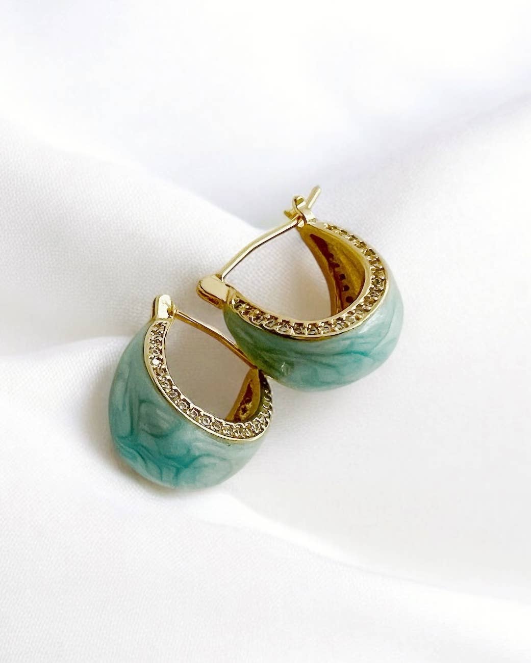 True by Kristy Jewelry - Vente Créoles - Boucles d'oreilles créoles colorées en émail Palmer plaquées or2