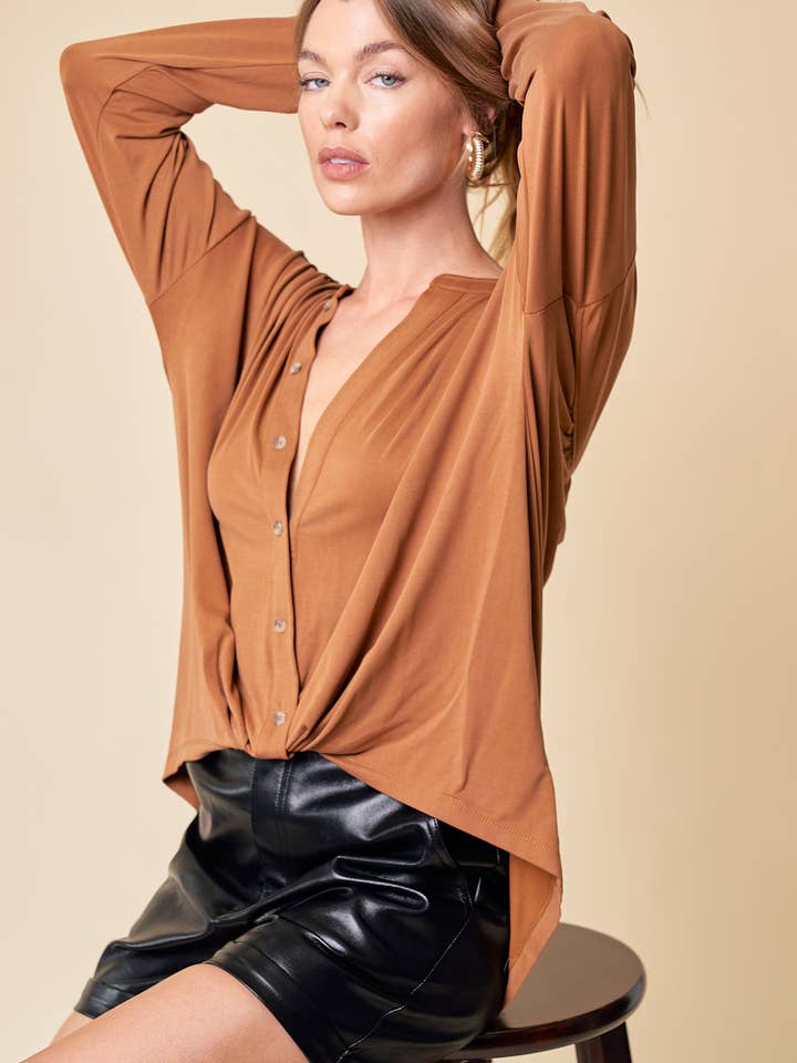 CHEMISIER EN TRICOT À COL EN V PROFOND HI LO - 43581T pour la vente par Doe and Rae