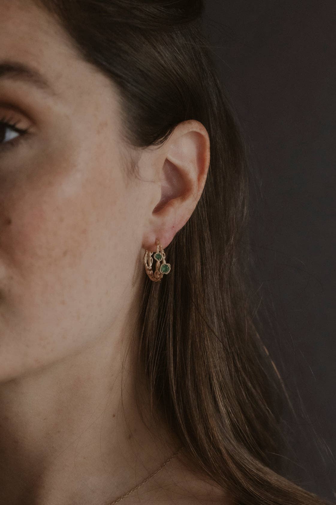 Claire Hill Designs - Vendita all'ingrosso Orecchini a cerchio - Orecchini a cerchio in oro con rami intrecciati di calcedonio4