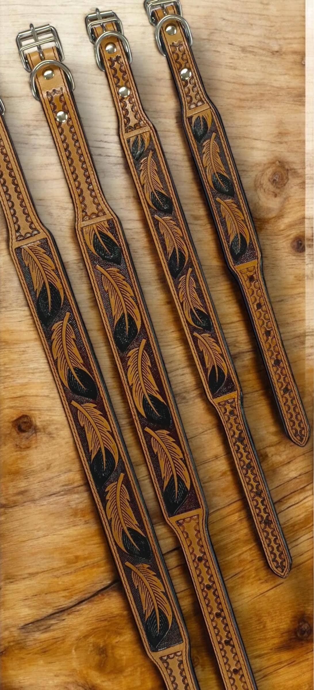 Double B Wild Rags – coleira - Cão por atacado – Coleira para cachorro em couro legítimo com detalhes gravados: naipes, girassol, pena, strass, cacto e floral - Double B Wild Rags0