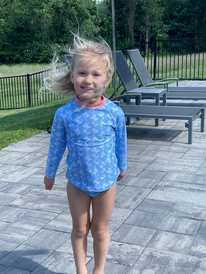 Le Petit Ensemble Ricki - Jardin de Roses Bleues pour la vente par Ricki Beach Club