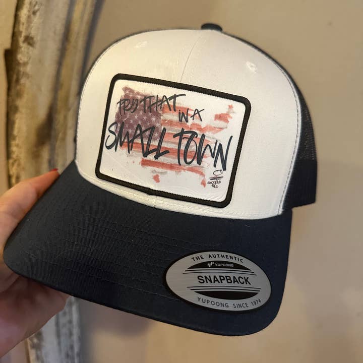 Essayez-le dans un chapeau de petite ville (options multicolores) pour la vente par Crooked Halo