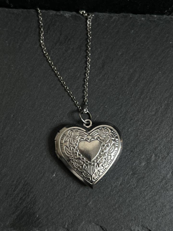 Pendente de colar de medalhão coração em aço inoxidável por atacado de Bare Bones Jewelry London