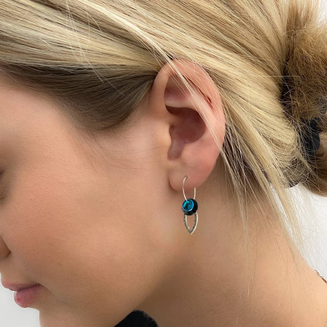 Conversations in Jewellery - Wholesale Dangle Earrings - EY38 - Dangle earrings come with 9 interchangeable colours. 1