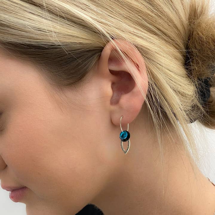 Conversations in Jewellery - Wholesale Dangle Earrings - EY38 - Dangle earrings come with 9 interchangeable colours. 1