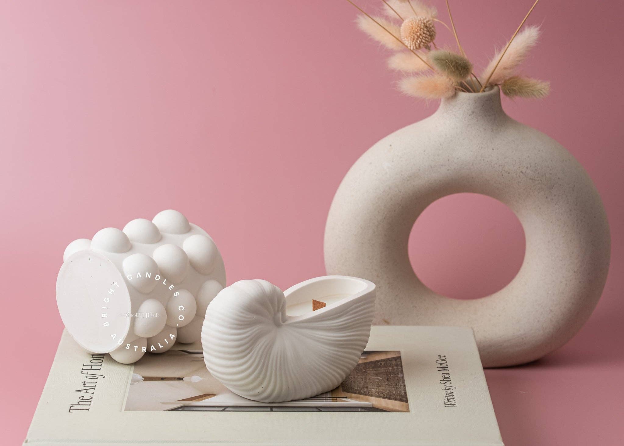 Bright Candles Co. - Venta al por mayor Velas de diseño llamativo - Vela aromática de cera de coco y conchas4