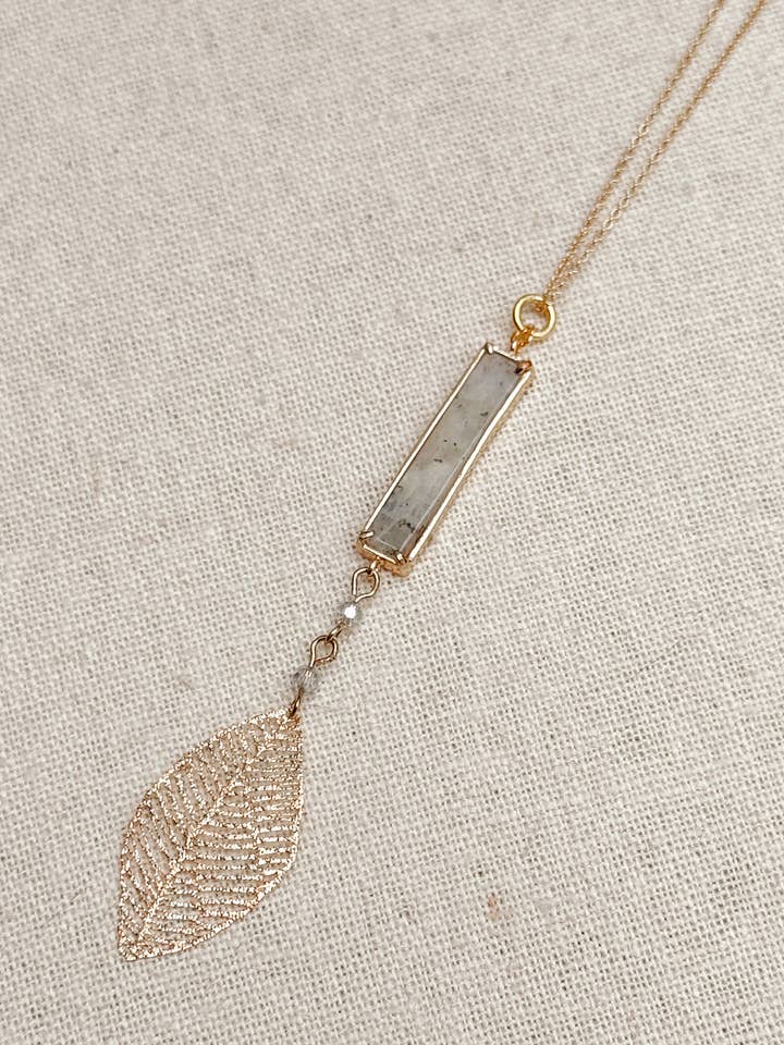 Collar con colgante minimalista de barra de labradorita y hoja para venta al por mayor de Gracie Rose Designs