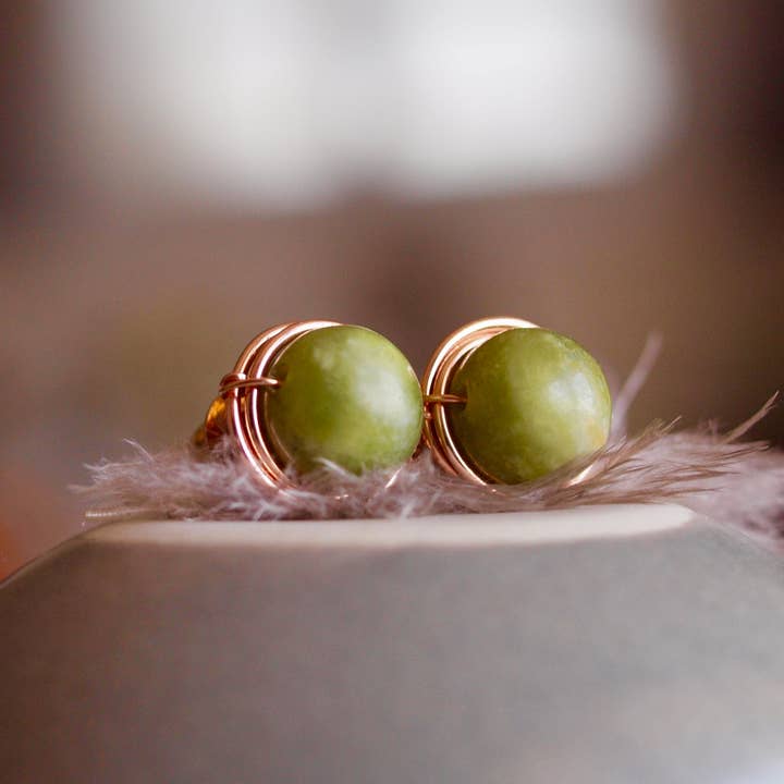 Siebijoux – wholesale Stud/post earrings – green earrings olive serpentine jade stud earrings in 14K2