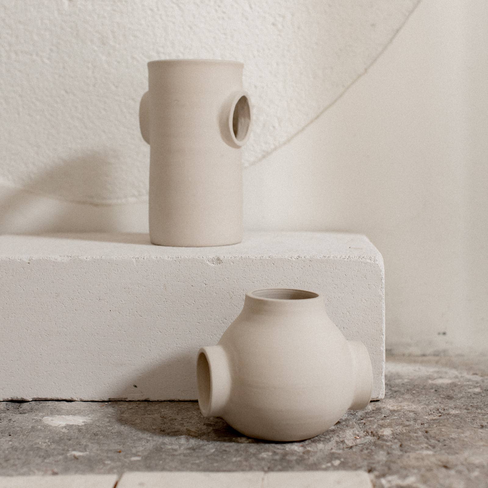 Claycraft – wholesale Vas – Rund keramisk bollvas öppen design rå handgjord23