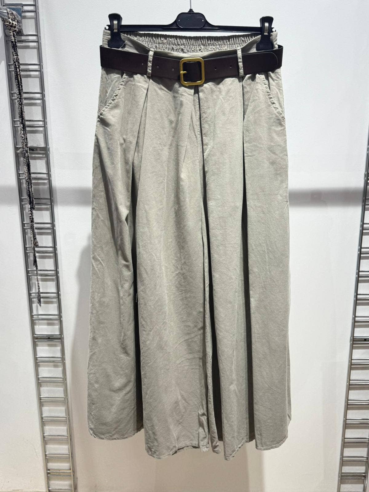 NOELINE - Venta al por mayor Pantalones - Mujer - Pantalones de terciopelo plisados con cinturón 3052211