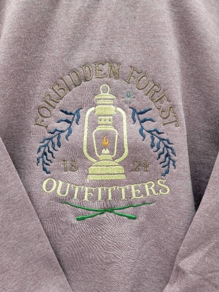 Anpassad broderad unisex tröja Forbidden Forest Outfitters Stor present till honom Wizarding outfitters Vintage broderad tröja för wholesale av PLom 614 Designs & Apparel