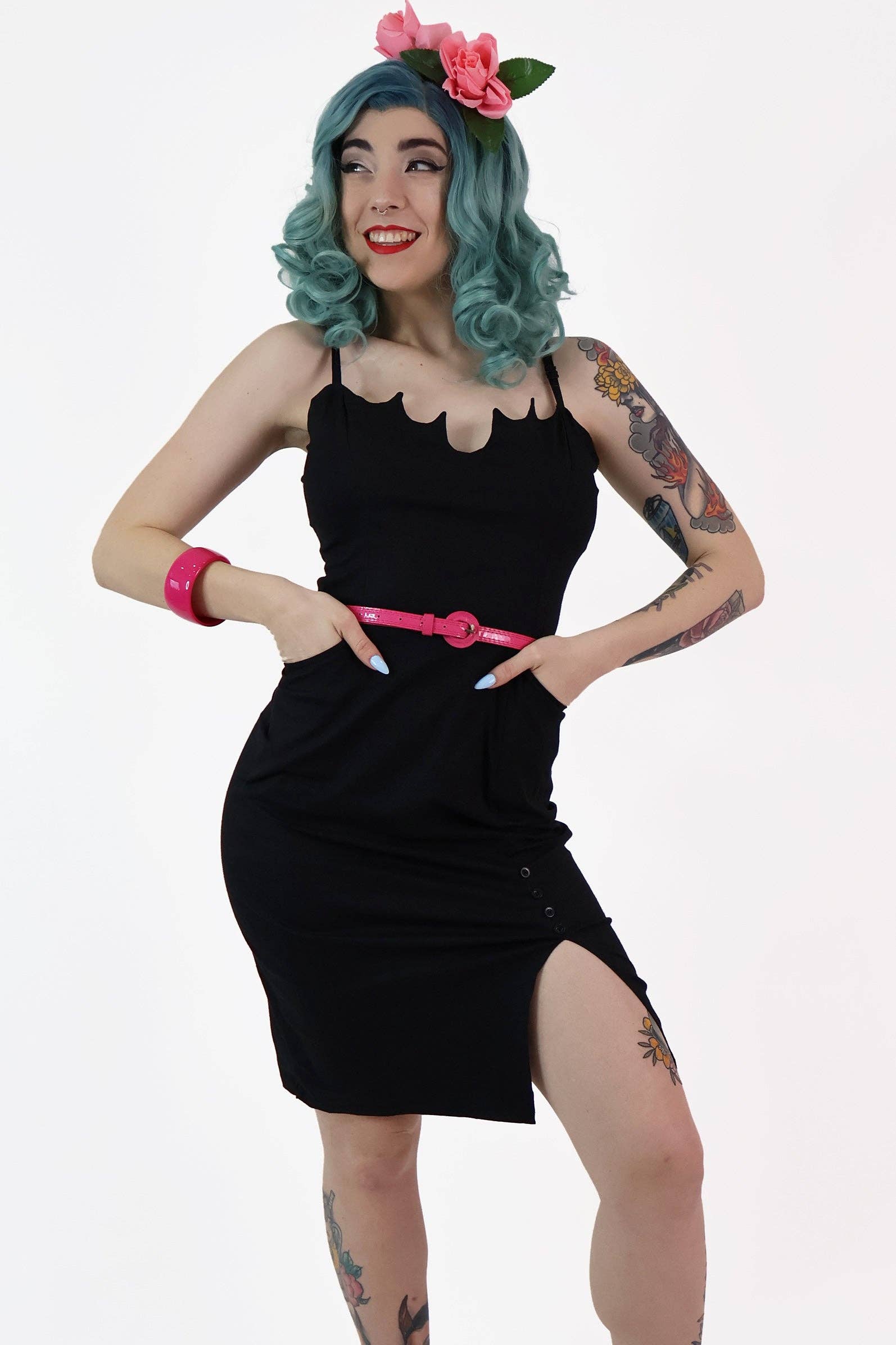 BONSAI KITTEN – Großhandel Kleid – Damen – Buffy schwarzes Wiggle-Kleid mit Fledermaus-Ausschnitt1