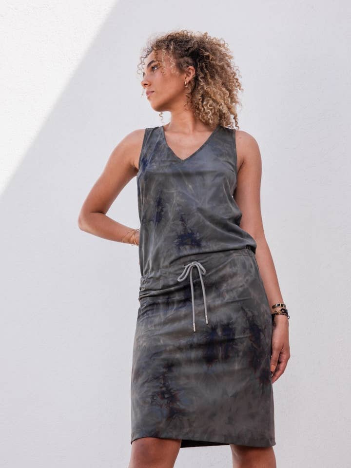Camila Kleid aus recyceltem italienischem Polyamid mit tailliertem Gürtel und schlankem Rock für den Großhandel von HBT