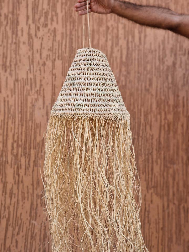 Handvävd hänglampa i halm med raffiafransar för wholesale av martitec