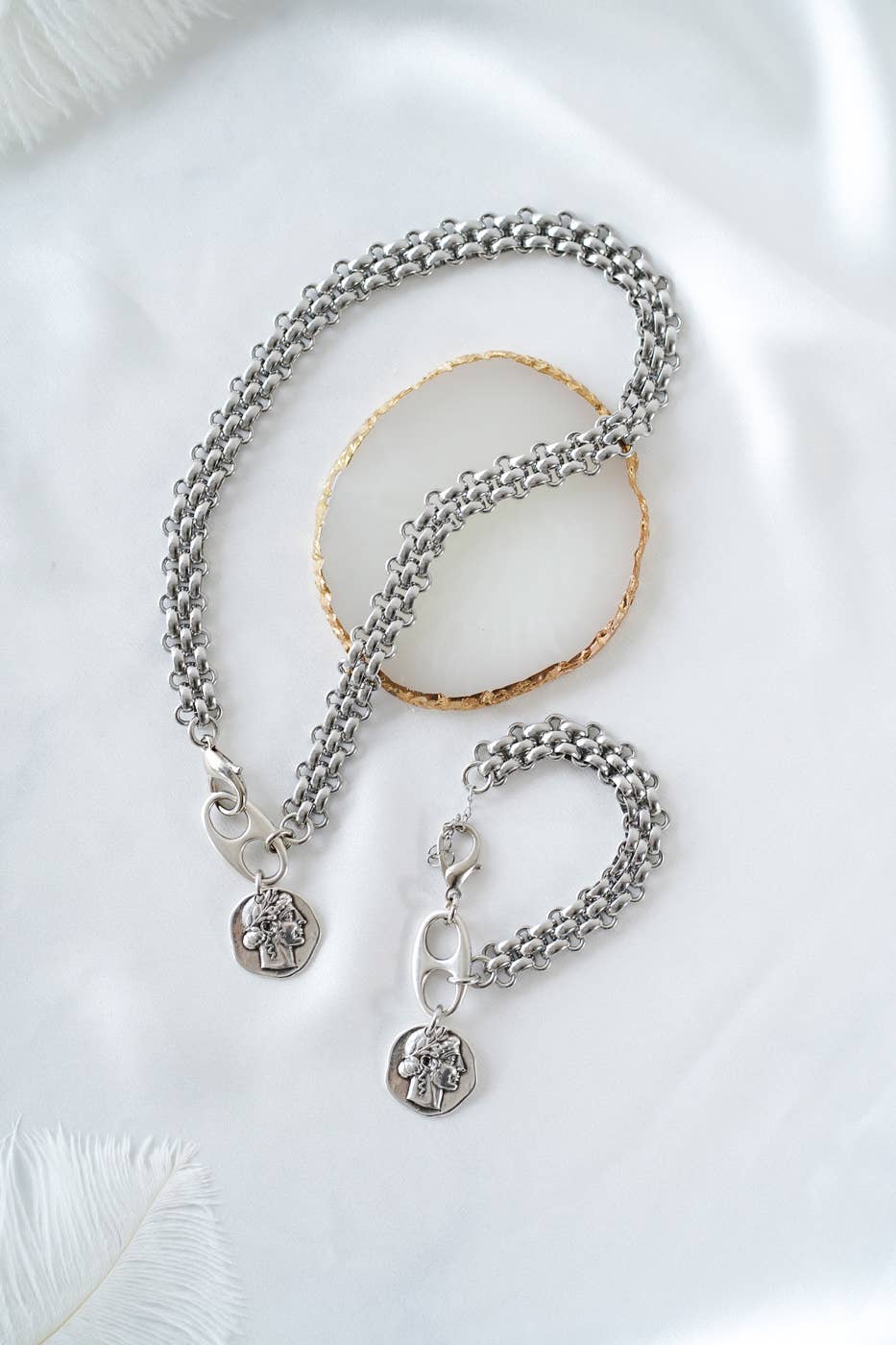 Goupi – Großhandel Kette mit Anhänger/Charm – Ethnische Ketten-Halskette mit antiker Münze – Grobkettiges Statement6