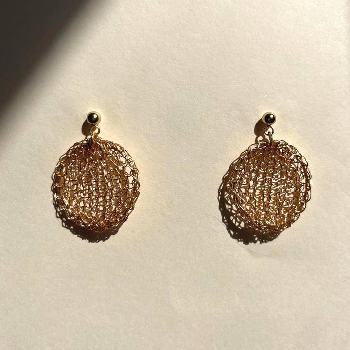 Handstickade cirkelörhängen i 18k guldplätering, hantverksmässigt tillverkade för wholesale av Wild Weaves Jewellery by Sara Lindgren