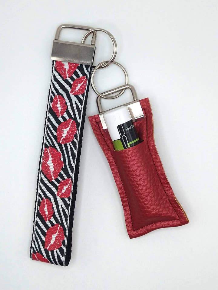 Juego de llavero y soporte para lápiz labial con estampado de cebra Kisses para venta al por mayor de KSS Made - Handmade Keychain Wristlets