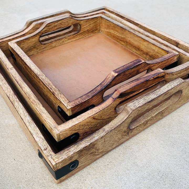 Sæt med 3 Nesting Country Style Wooden Serveringsbakker for engroshandel hos Lungta Imports
