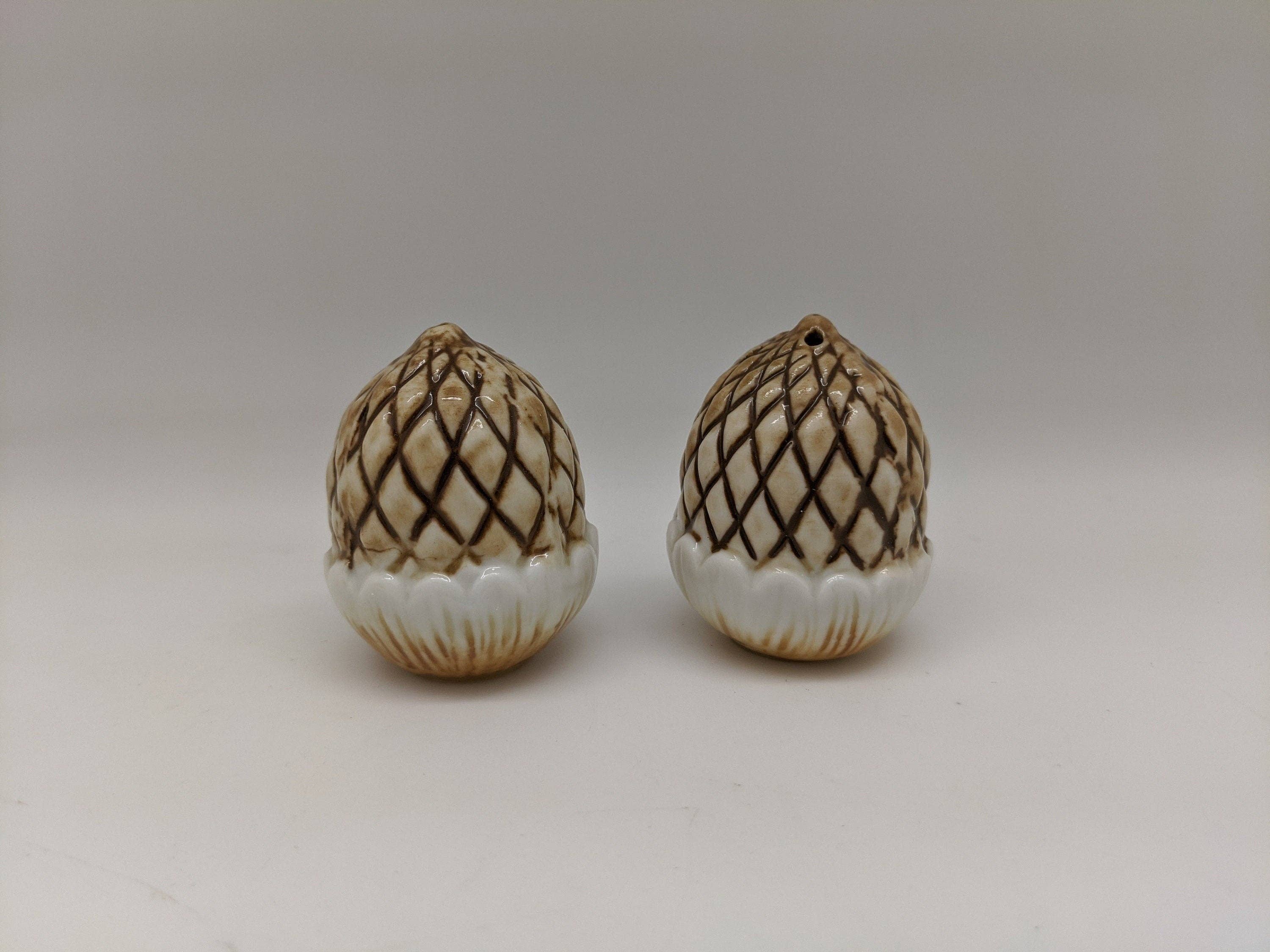 Green Pastures Wholesale – wholesale Salt & pepper shaker set – Salt And Pepper Shaker -Porcelain Squire Holding 2 Pinecones4