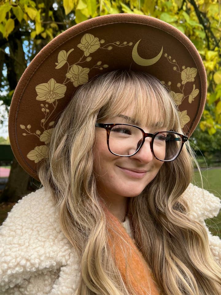 Fox & Fable, sombrero vegano de fieltro de ala ancha, ala XL, color caramelo, orquídeas para venta al por mayor de Witchwood Bags