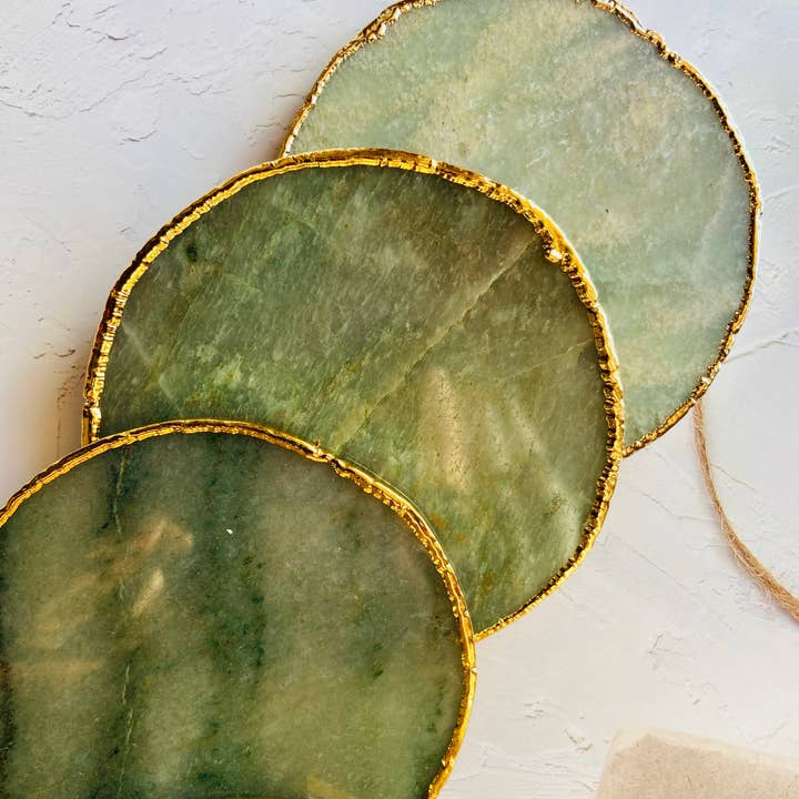 Ensemble de dessous de verre galvanisés ronds verts en aventurine et agate pour la vente par Zen Decor London