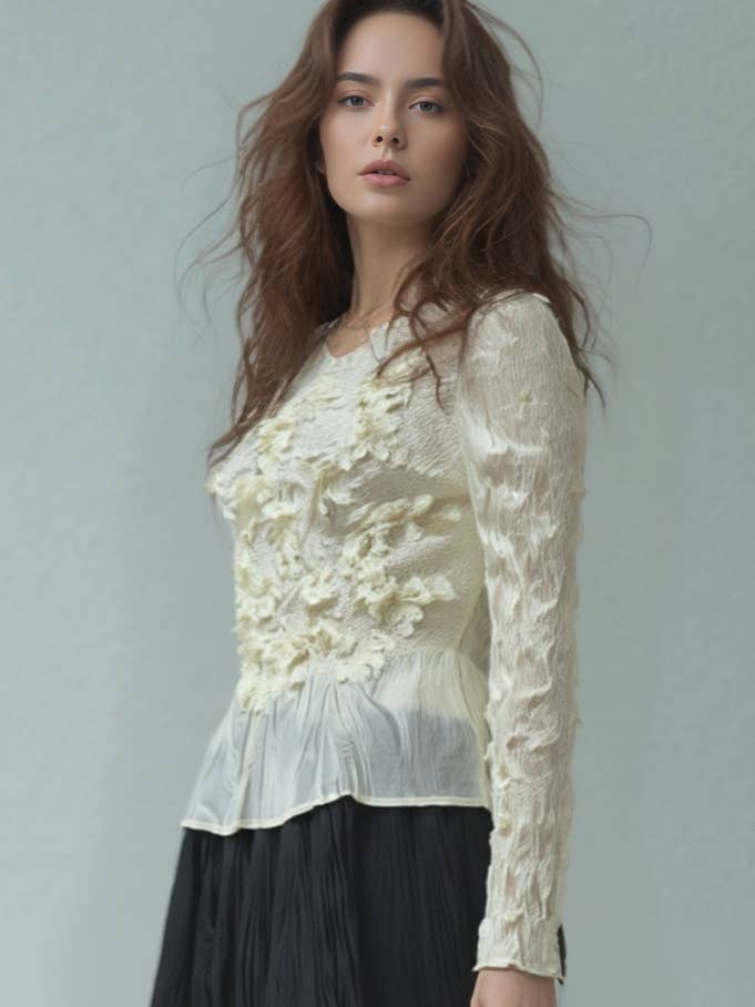 Blusa de flores 3D plisada de manga larga (Crema) para venta al por mayor de Ellyndale