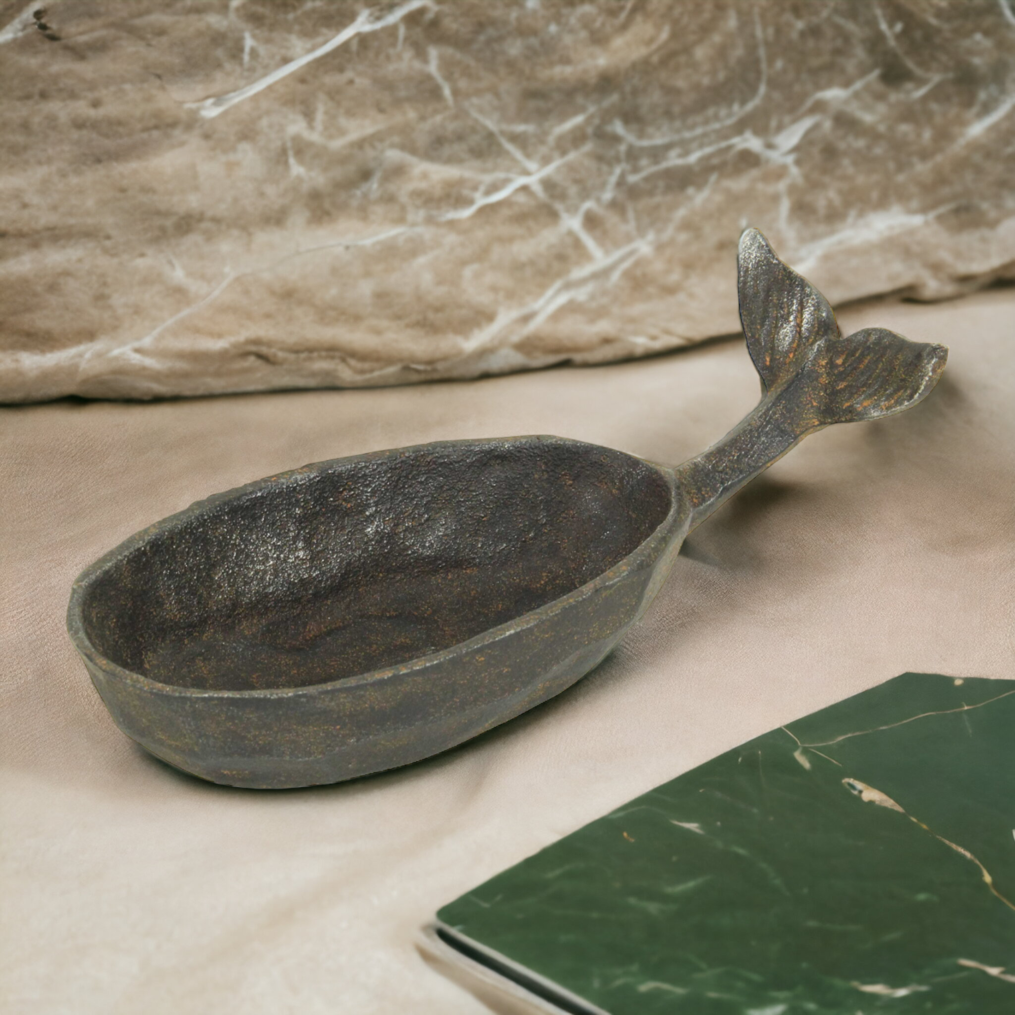 Cheungs Home Decor - Venta al por mayor Bandejas/platos/boles decorativos - Plato Elias de hierro fundido con acabado natural para decoración de ballenas1