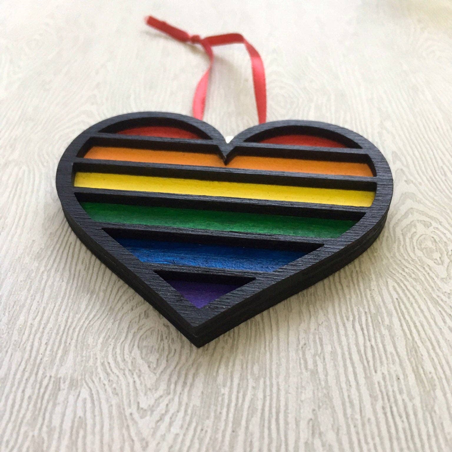 Toad Hill Farm – Ornamento por atacado – Ornamento ou ímã do orgulho homossexual - LGBTQ - Madeira pintada à mão1