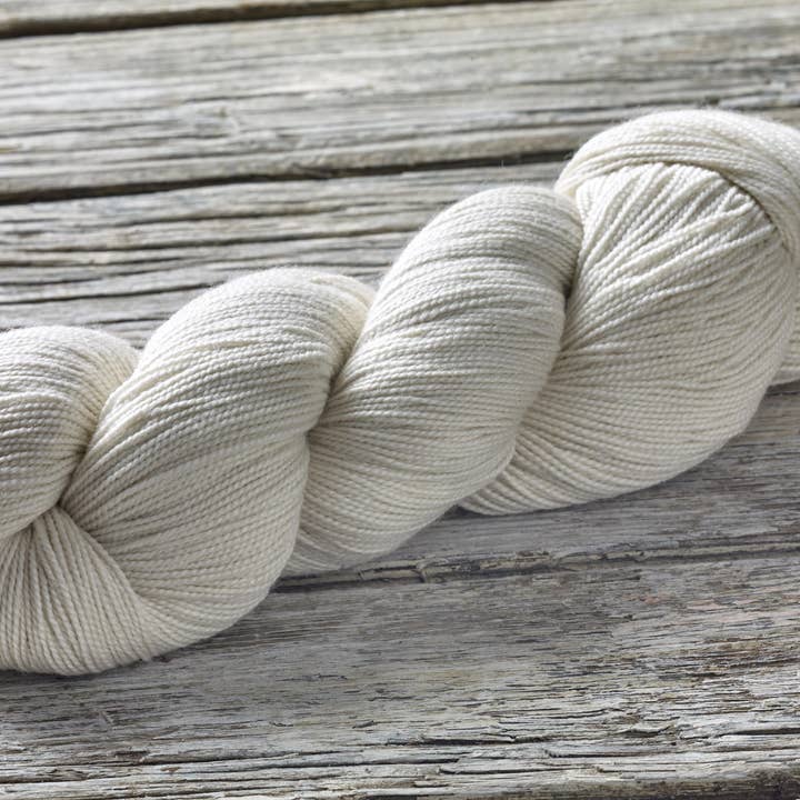 Fil non teint : fil à tricoter en soie mérinos pour la vente par Rooster Undyed Yarns