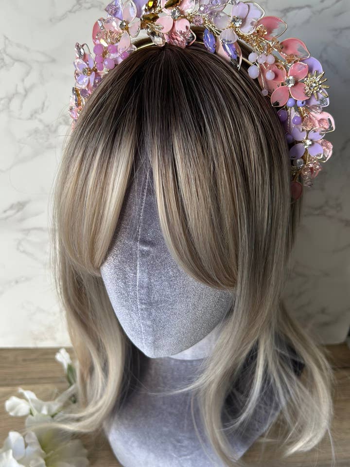 Couronne d'invitée de mariage lilas et rose pour la vente par Preciuspearls