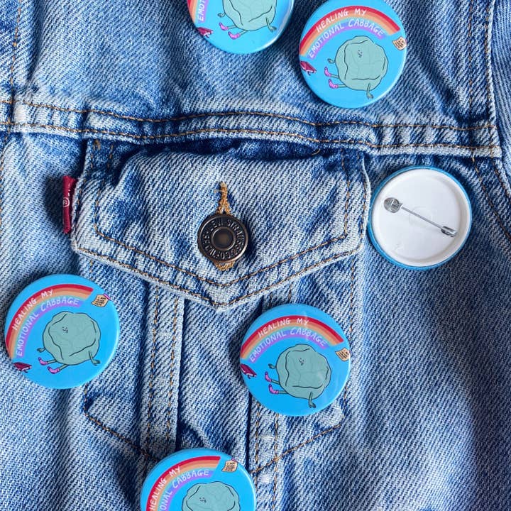Afroditi's Art - Vente Épinglettes/boutons - Badge « Emotional Cabbage »
