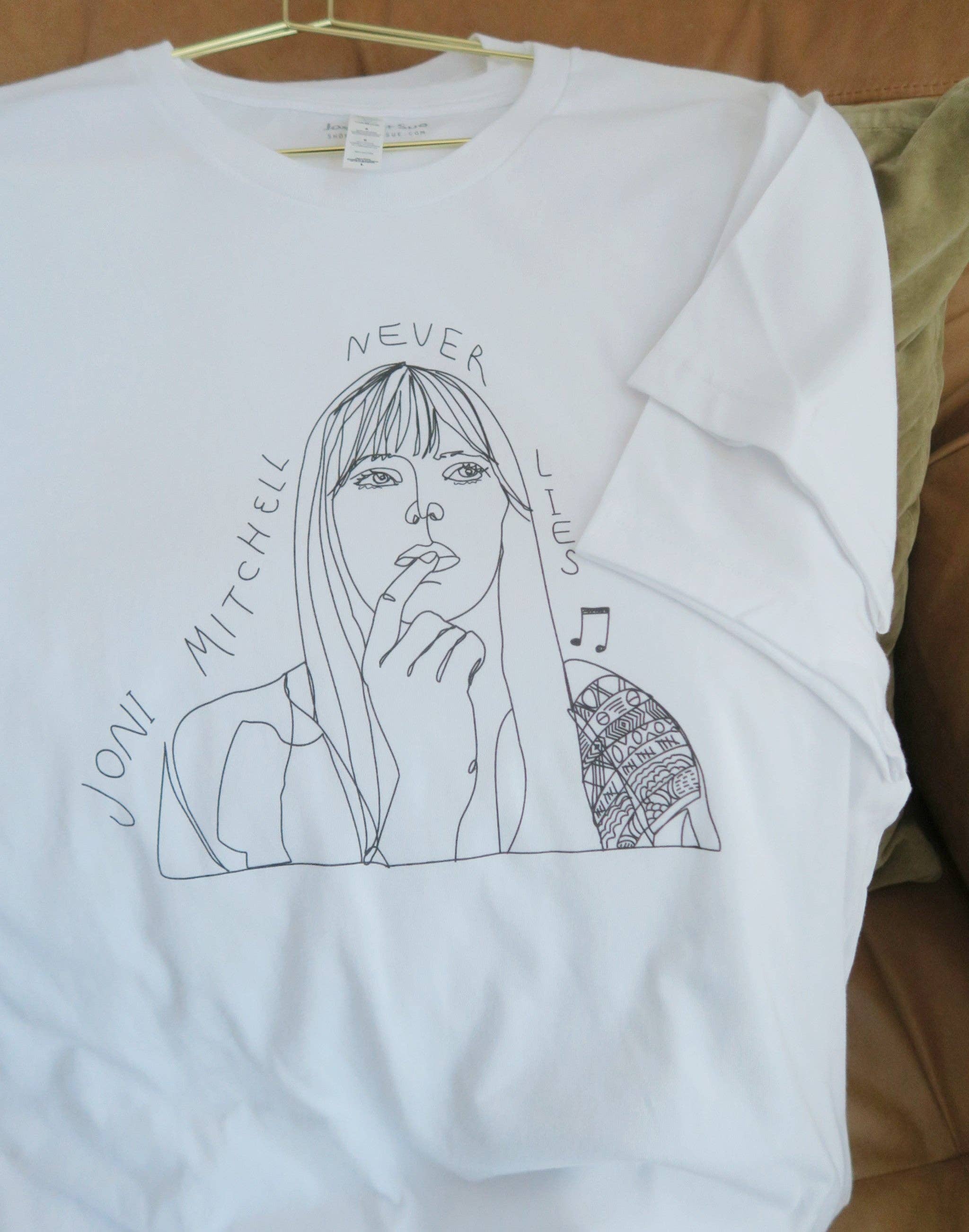 Joseph + Sue - Vente T-shirt sérigraphié – femme - T-shirt "Joni Never Lies"3