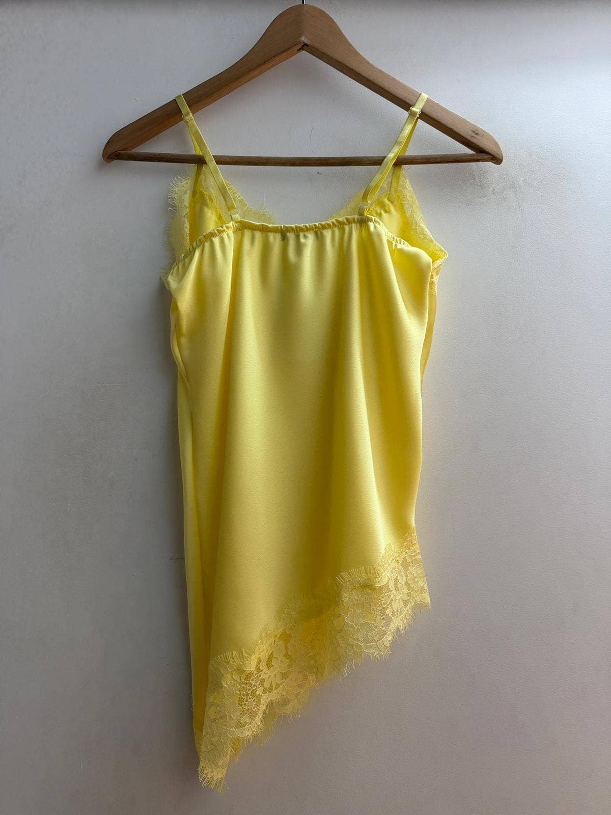 LORIANE - Vente Haut d'intérieur – femme - 11220 Haut à bretelle asymétrique en satin 10