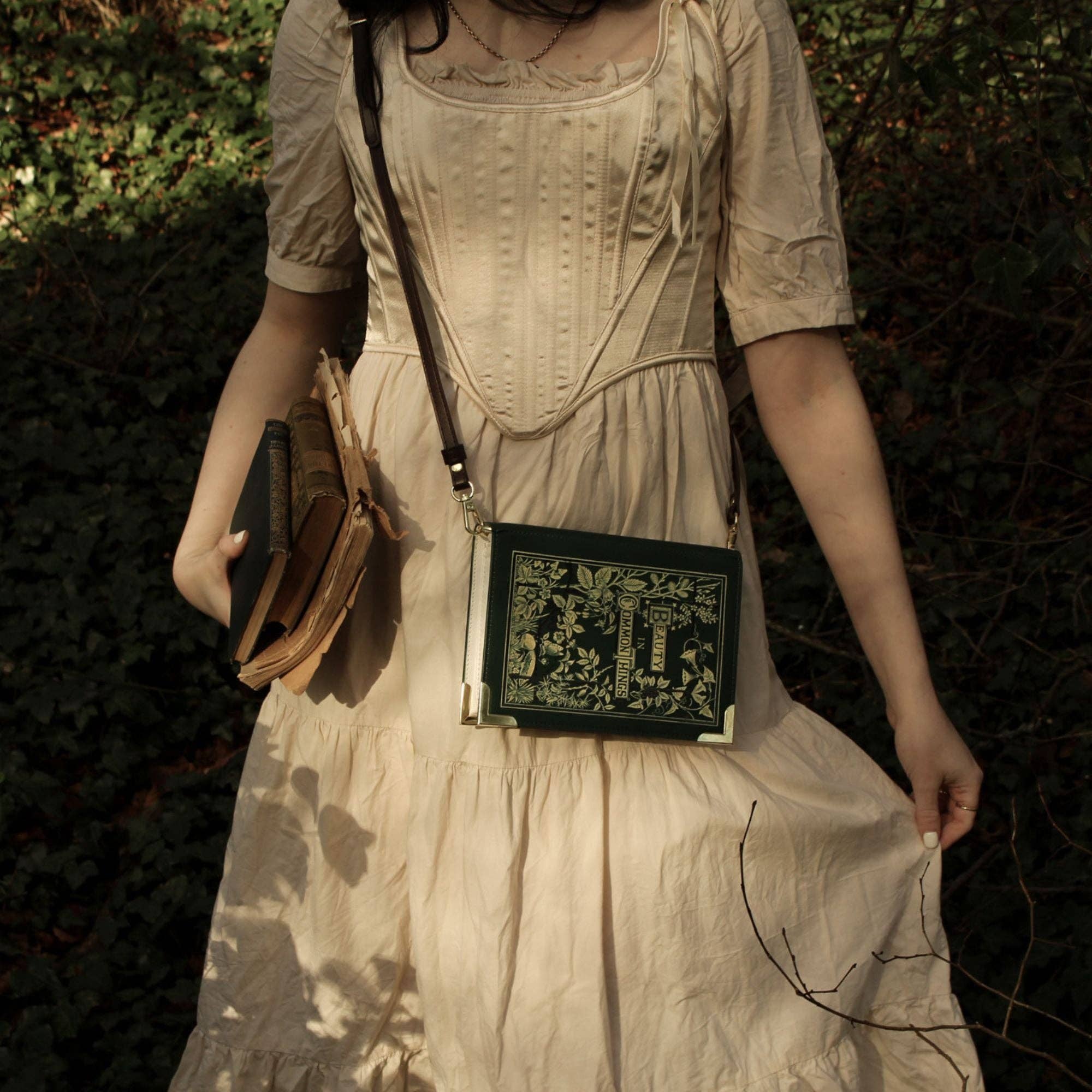 Well Read Company – Großhandel Umhängetasche - Damen – Beauty in Common Things Umhängetasche aus veganem Leder6