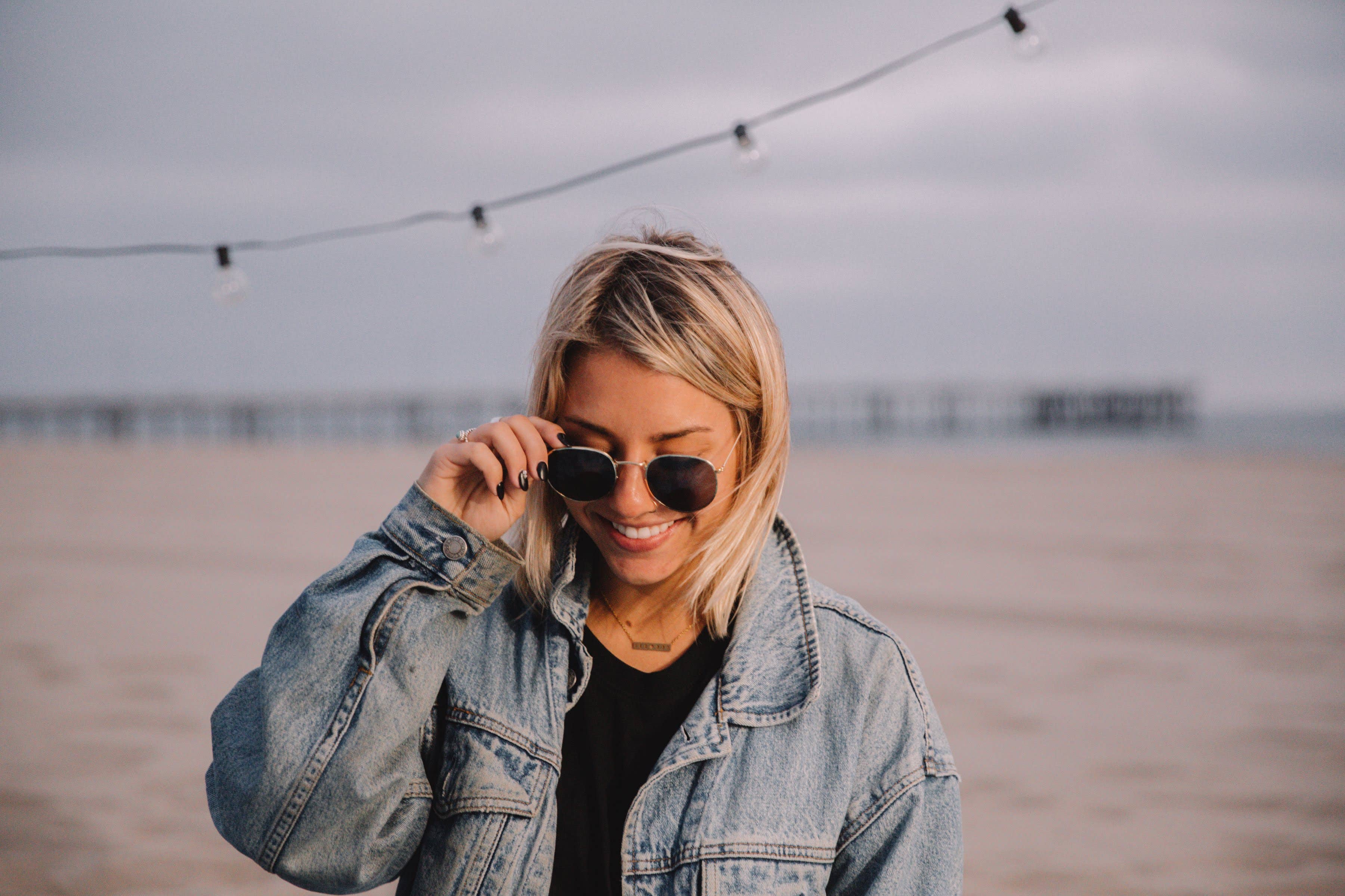 Wavey | Sunglasses - Wholesale Sunglasses - Unisex - Black Lens & Gold Frame | Round Style | Unisex & Stylish3