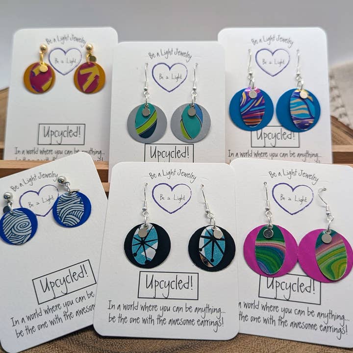 Pendientes de longitud media, coloridos, reciclados, ligeros, divertidos para venta al por mayor de Be a Light Jewelry