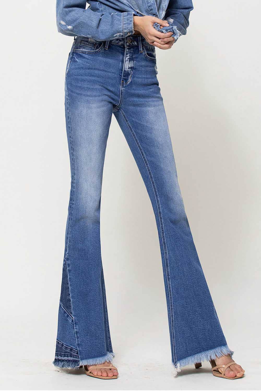 PATCHE MICH SUPER FLARE-JEANS MIT HOHER TAILLE UND AUSGEFRANSTEM SAUM AN DEN SEITEN V2424N für den Großhandel auf Faire7