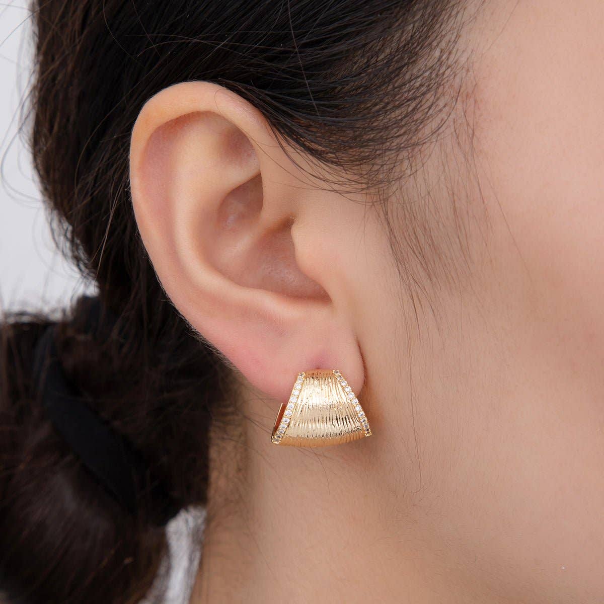 Aim Eternal - Wholesale Oorringen - 18K Goud Gevuld Micro Bezaaid CZ Lijn-Getextureerde Kraakbeen C-Vormige Hoepeloorbellen | AI3631