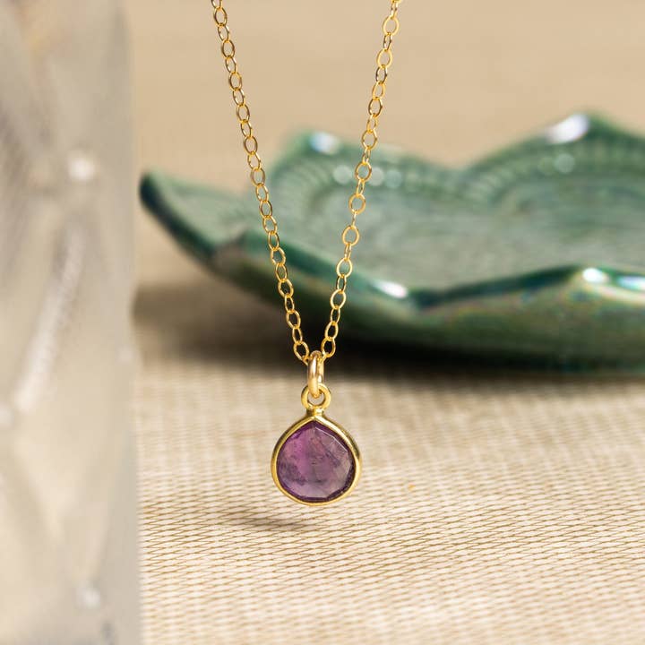 Collier avec pendentif en forme de goutte d'améthyste pour la vente par Soul & Little Rose