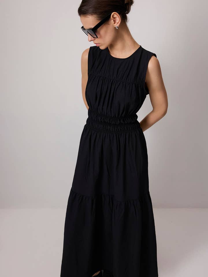 Robe longue en popeline à étages smockée sans manches pour la vente par Touché Privé