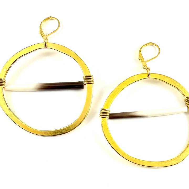 Boucles d'oreilles à levier en cercle de piquants de porc-épic africain pour la vente par Crunchy Diva Designs