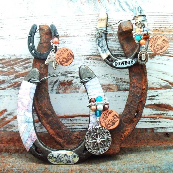 The Lucky Horse Company - Wholesale Muurdecoratie met tekst - Kleine Gelukkige Westerse Hoefijzer - Waar de Wilde Dingen Zijn