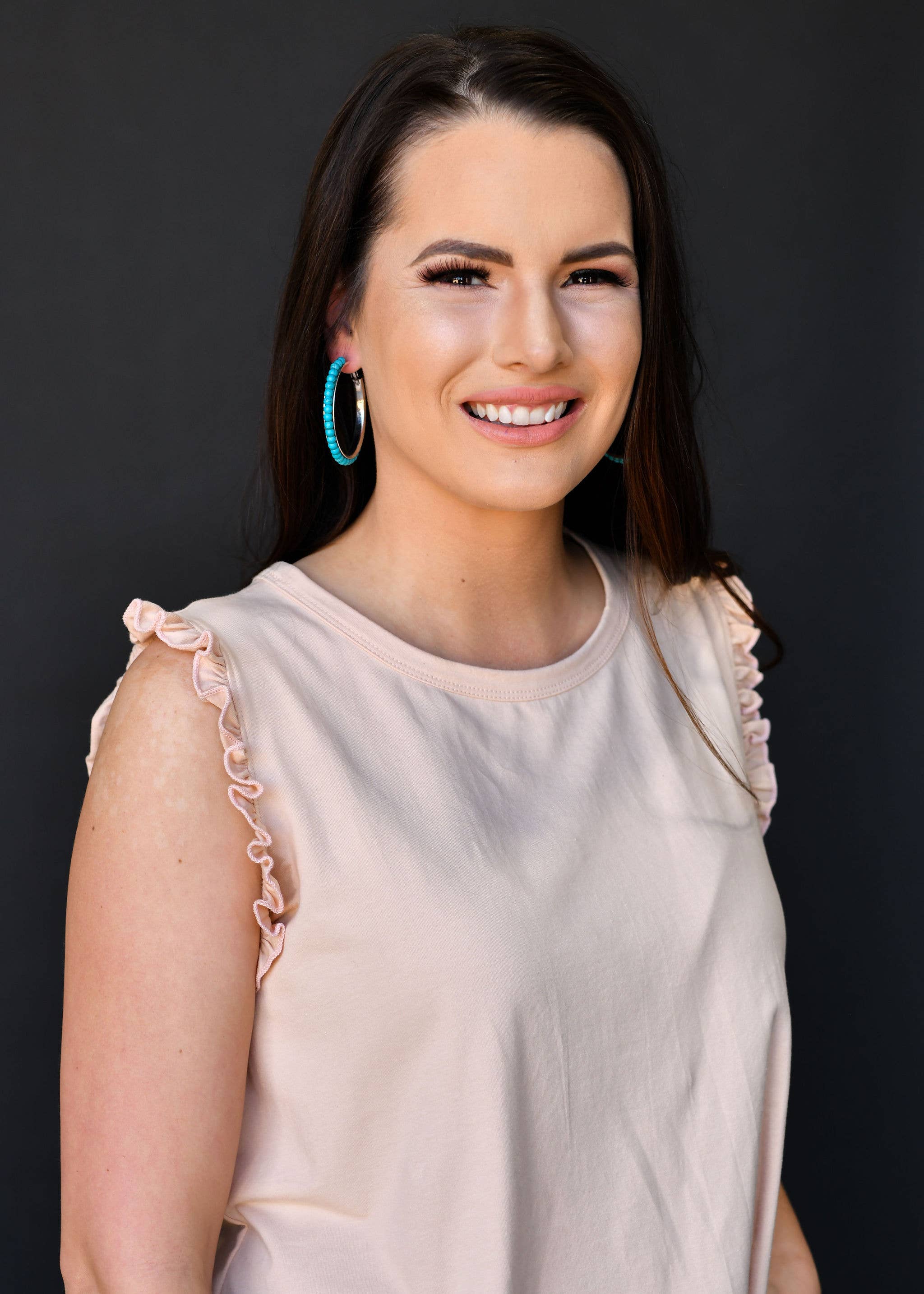 West & Co. - Vendita all'ingrosso Orecchini a cerchio - Orecchino a cerchio in argento indossato con turq2