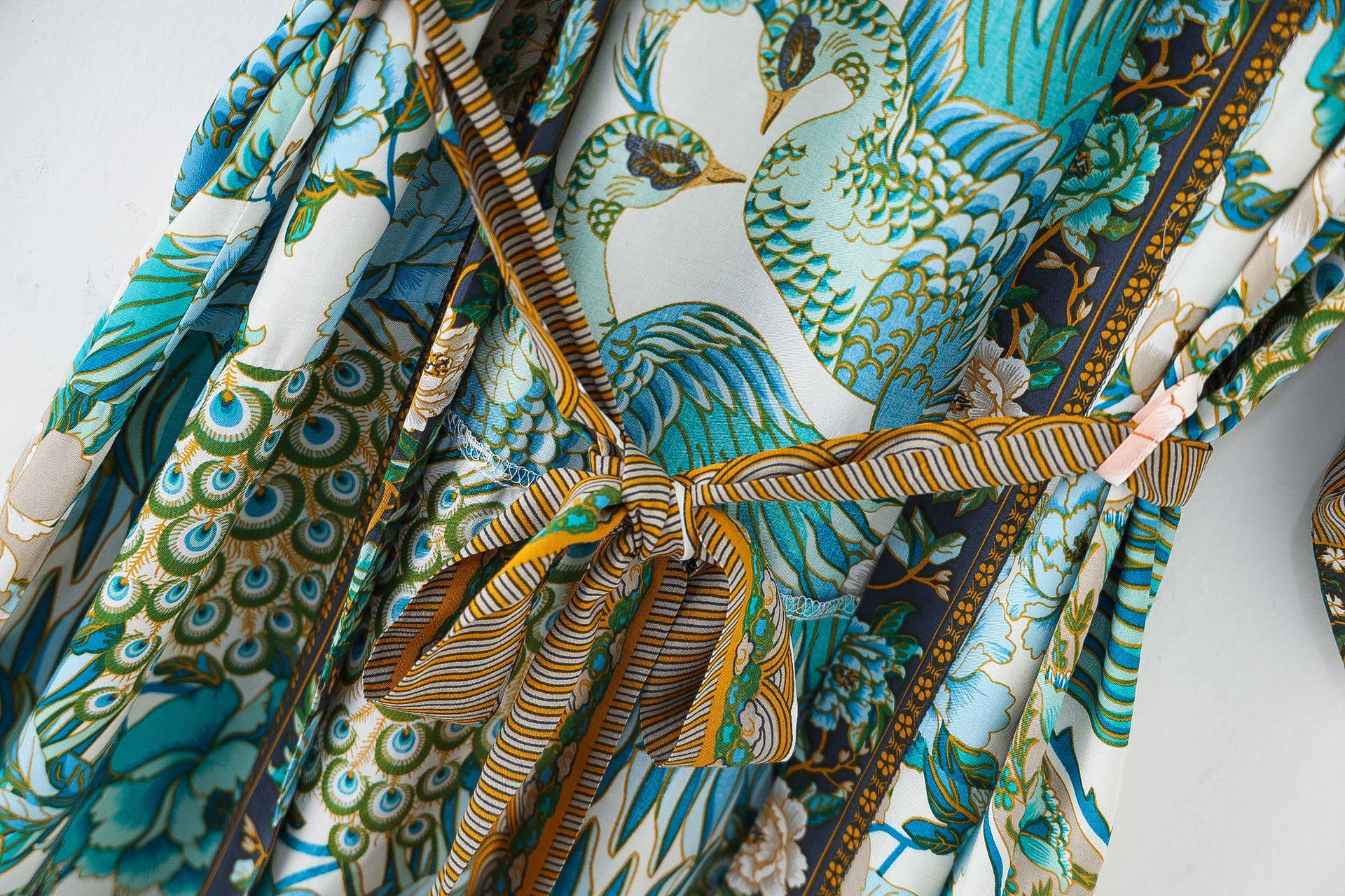 Rosa Clothing - Vente Kimono – femme - Robe kimono longue ceinturée à imprimé paon et fleurs2