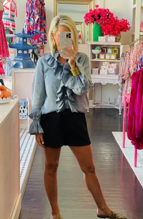 DENIM Chambray-bluse med flæsedetaljer for engroshandel på Faire1