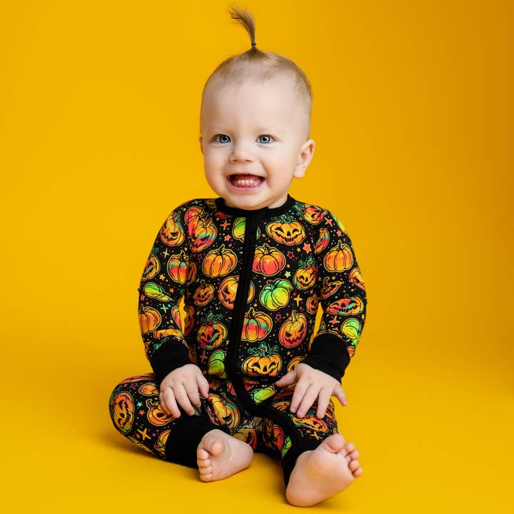 Halloween | Citrouilles Effrayantes | Pyjama Bébé Convertible en Bambou avec Fermeture Éclair pour la vente par Little Popp Crew