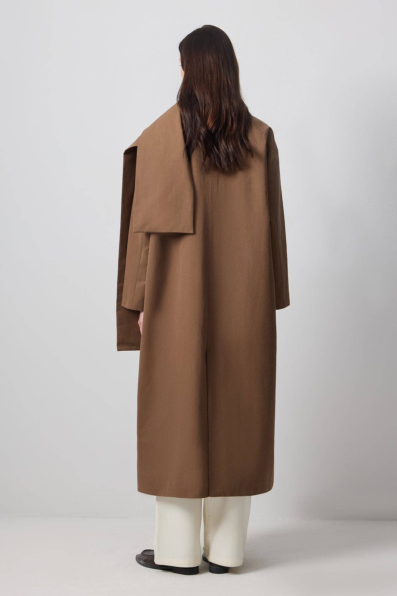 Kahverengi CAPPOTTO TRENCH CON DETTAGLI A SCIARPA in vendita all'ingrosso su Faire4